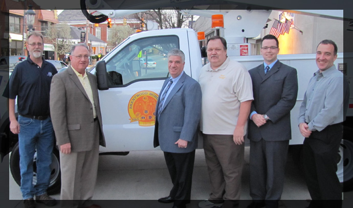 Senator Fontana attended the Brentwood Borough Council meeting on March 20th. Prior to the meeting, Senator Fontana got the chance to view the Borough's recently purchased bucket truck.