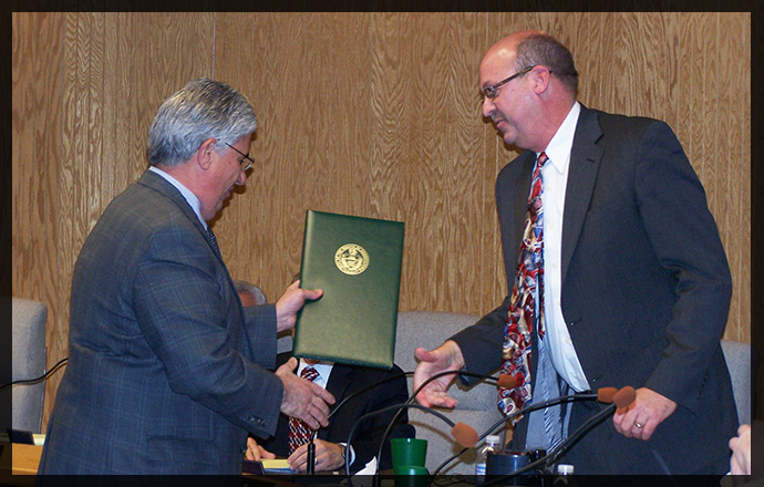 Senator Fontana presented W. David Montz with a Senate citation, recognizing him for 25 years of service to Green Tree Borough. 