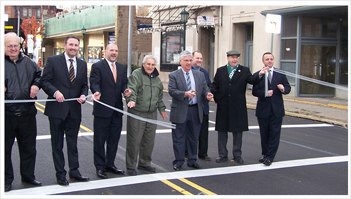 Senator Fontana had the honor of cutting the ribbon at a ceremony announcing the return of two-way traffic to Chartiers Avenue in McKees Rocks on November 14th.