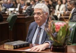 3 de enero de 2023: El senador Wayne Fontana jura su cargo en el Senado del Estado.