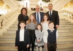 1 de enero de 2019: El senador Wayne Fontana jura su cargo para representar al Distrito Senatorial 42 en el Senado de Pensilvania.