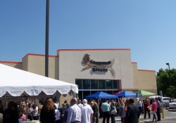 May 24, 2016: Senator Fontana participated in the grand opening ceremony for 5 Generation Bakers at their new location on Chartiers Avenue in McKees Rocks. Congratulations to Scott Baker and the entire Baker family and thank you for your commitment to McKees Rocks!