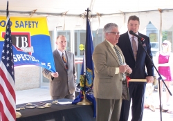 May 24, 2016: Senator Fontana participated in the grand opening ceremony for 5 Generation Bakers at their new location on Chartiers Avenue in McKees Rocks. Congratulations to Scott Baker and the entire Baker family and thank you for your commitment to McKees Rocks!