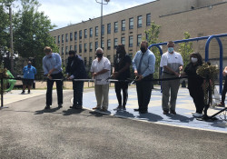 21 de agosto de 2020: El senador Fontana participó en una ceremonia de corte de cinta en Townsend Parklet en Elliot el 21 de agosto. Townsend Parklet recientemente se sometió a una importante renovación, financiada en parte por una subvención estatal de $ 200,000 del Departamento de Conservación y Recreación.