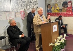 3 de abril de 2024: El senador Fontana interviene en la ceremonia de colocación de la primera piedra para la renovación y ampliación de la Jubilee Kitchen en Uptown. 