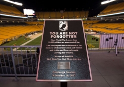16 de noviembre de 2017: El senador Fontana participó en una ceremonia previa al partido de los Pittsburgh Steelers el pasado jueves por la noche en Heinz Field, ya que los Steelers dedicaron un asiento como parte del programa One Empty Seat.