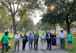 Julio de 2021: El senador Fontana participó en una ceremonia de corte de cinta en el Paseo Norte en Allegheny Commons Park, que se sometió a una importante rehabilitación. El senador Fontana se alegró de ayudar a conseguir una subvención estatal RACP de un millón de dólares para el proyecto.