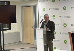 16 de febrero de 2022: El senador Fontana intervino en la ceremonia de inauguración de AlphaLab Health, una empresa conjunta de Allegheny Health Network e Innovation Works para ofrecer un mayor valor a las empresas relacionadas con la salud y las ciencias de la vida de la región de Pittsburgh, fomentando innovaciones que cambiarán la atención sanitaria y crearán crecimiento para la economía regional. T