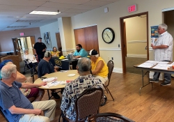 22 de agosto de 2023: Senador Fontana visitó Beechview Manor hablar con los residentes y responder a las preguntas. Pittsburgh Regional Transit también estuvo presente para ayudar con la solicitud de tarjetas Senior Connect.