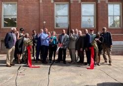 8 de octubre de 2021: La senadora Fontana participó en una ceremonia de corte de cinta en el renovado YMCA de Centre Avenue en el Hill District. La senadora Fontana se enorgulleció de apoyar una subvención RACP de 1,5 millones de dólares que ayudó a completar la renovación del edificio de casi 100 años de antigüedad. El espacio incluye 74 viviendas asequibles, nuevas instalaciones de cocina y comedor, gimnasio reformado y espacio para eventos.