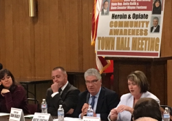 20 de abril de 2017: El senador Fontana, el representante Dan Deasy y la representante Anita Kulik organizaron una reunión municipal en el McKees Rocks VFW para discutir la crisis de abuso de heroína y opioides.