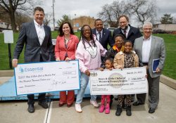 14 de abril de 2022: El senador Wayne Fontana, el representante Kinkead y la Essential Foundation entregan cheques al Boys and Girls Club of Western Pennsylvania.