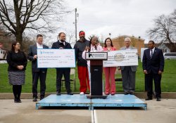 14 de abril de 2022: El senador Wayne Fontana, el representante Kinkead y la Essential Foundation entregan cheques al Boys and Girls Club of Western Pennsylvania.