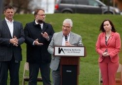 14 de abril de 2022: El senador Wayne Fontana, el representante Kinkead y la Essential Foundation entregan cheques al Boys and Girls Club of Western Pennsylvania.