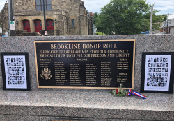 31 de agosto de 2019: El Senador Fontana asistió a la Ceremonia de Dedicación de la Lista de Honor en Brookline, donde se presentó una nueva placa.  La nueva placa enumera a los 56 héroes que perdieron la vida en defensa de nuestro país durante la Primera y Segunda Guerras Mundiales, la Guerra de Corea y la Guerra de Vietnam.
