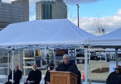 22 de noviembre de 2021: El senador Fontana habló en una ceremonia de corte de cinta en el nuevo Franke Pace Park en el Lower Hill District. El nuevo parque, el Proyecto I-579 CAP, vuelve a conectar el Distrito Hill con el centro de Pittsburgh y proporciona un espacio comunitario muy necesario. El senador Fontana se enorgullece de haber conseguido parte de la financiación de este proyecto de 32 millones de dólares.