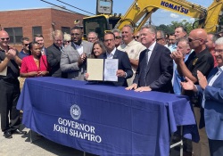 July 31, 2023: Senator Fontana was thrilled to join Governor Josh Shapiro in the City of Pittsburgh’s Esplen neighborhood as Governor Shapiro signed an Executive Order that will create the Commonwealth Workforce Transformation Program (CWTP), a first-in-the-nation job training program that provides workforce development grants to ensure companies, contractors, unions, and others who are working to build Pennsylvania’s infrastructure have the skilled workforce they need.