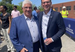 31 de julio de 2023: El senador Fontana estuvo encantado de unirse al gobernador Josh Shapiro en el barrio de Esplen de la ciudad de Pittsburgh cuando el gobernador Shapiro firmó una orden ejecutiva que creará el Programa de Transformación de la Mano de Obra de la Commonwealth (CWTP), un programa de formación laboral pionero en el país que proporciona subvenciones para el desarrollo de la mano de obra con el fin de garantizar que las empresas, los contratistas, los sindicatos y otros que trabajan para construir la infraestructura de Pensilvania cuenten con la mano de obra cualificada que necesitan.