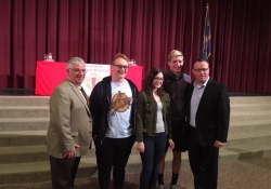 20 de abril de 2018: El senador Fontana participó en una reunión del Ayuntamiento con estudiantes de Northgate High School.