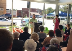 7 de octubre de 2017: El senador Fontana entregó a la Biblioteca Carnegie de Pittsburgh, sucursal de Beechview, una mención del Senado de Pensilvania conmemorando el 50 aniversario de la biblioteca en Beechview.