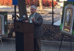 27 de septiembre de 2017: El senador Fontana se enorgullece de ofrecer comentarios en la ceremonia de colocación de la primera piedra del Josh Gibson Heritage Park en Station Square.