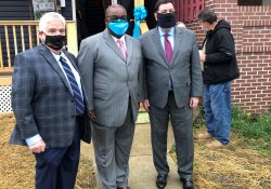 31 de marzo de 2021: El senador Fontana participó en una ceremonia de corte de cinta en la nueva casa de veteranos de Habitat en el barrio Larimer de la ciudad de Pittsburgh.