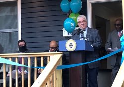 31 de marzo de 2021: El senador Fontana participó en una ceremonia de corte de cinta en la nueva casa de veteranos de Habitat en el barrio Larimer de la ciudad de Pittsburgh.