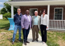 13 de junio de 2023: El senador Fontana se unió al Dr. Howard Slaughter y a otros miembros de la junta, personal y voluntarios de Habitat for Humanity of Greater Pittsburgh en la dedicación de una casa en Larimer el 13 de junio que celebró el comprador número 112 de Habitat.