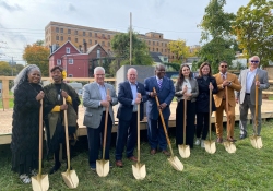 12 de octubre de 2022: El senador Fontana participó en una conferencia de prensa organizada por Habitat for Humanity of Greater Pittsburgh el 12 de octubre en Larimer para anunciar la construcción de cuatro nuevas casas adosadas.