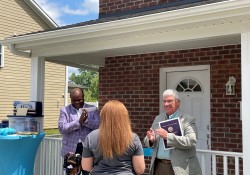 13 de junio de 2023: El senador Fontana se unió al Dr. Howard Slaughter y a otros miembros de la junta, personal y voluntarios de Habitat for Humanity of Greater Pittsburgh en la dedicación de una casa en Larimer el 13 de junio que celebró el comprador número 112 de Habitat.