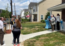 13 de junio de 2023: El senador Fontana se unió al Dr. Howard Slaughter y a otros miembros de la junta, personal y voluntarios de Habitat for Humanity of Greater Pittsburgh en la dedicación de una casa en Larimer el 13 de junio que celebró el comprador número 112 de Habitat.