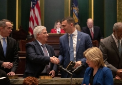 3 de enero de 2023: El senador Wayne Fontana jura su cargo en el Senado del Estado.