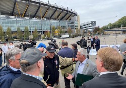 September 30, 2022: Senator Fontana presented a Senate citation to the family of Roberto Clemente on Sept. 30 at an event that celebrated the 50th anniversary of Roberto’s 3000th hit. The event took place at the site of the former Three Rivers Stadium where Roberto collected his 3000th hit in his final regular season at-bat. Three months later, Roberto died in a plane crash in route to Nicaragua to deliver goods to earthquake victims.